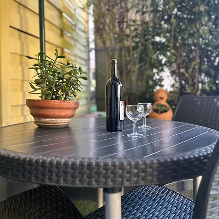 Apartamento La Petite Garenne - T2 Climatise Et Jardin Prive *